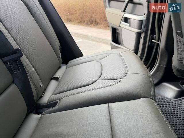 Черный Ленд Ровер Дефендер, объемом двигателя 3 л и пробегом 72 тыс. км за 75999 $, фото 111 на Automoto.ua