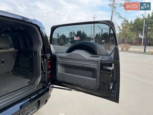 Черный Ленд Ровер Дефендер, объемом двигателя 3 л и пробегом 72 тыс. км за 75999 $, фото 137 на Automoto.ua