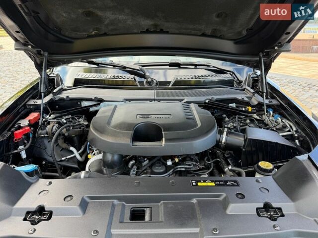 Чорний Ленд Ровер Дефендер, об'ємом двигуна 3 л та пробігом 73 тис. км за 74555 $, фото 113 на Automoto.ua