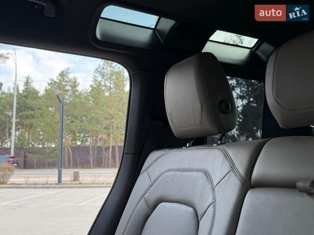 Черный Ленд Ровер Дефендер, объемом двигателя 3 л и пробегом 72 тыс. км за 75999 $, фото 134 на Automoto.ua