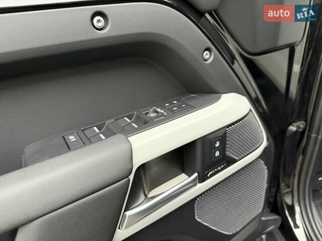 Черный Ленд Ровер Дефендер, объемом двигателя 3 л и пробегом 21 тыс. км за 87000 $, фото 15 на Automoto.ua