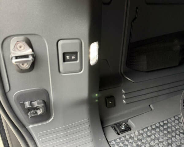 Черный Ленд Ровер Дефендер, объемом двигателя 3 л и пробегом 26 тыс. км за 97000 $, фото 43 на Automoto.ua