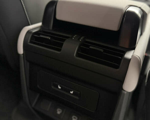 Черный Ленд Ровер Дефендер, объемом двигателя 3 л и пробегом 26 тыс. км за 97000 $, фото 40 на Automoto.ua