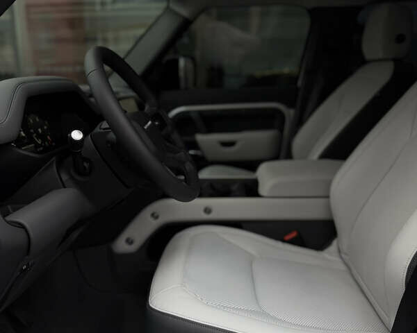 Чорний Ленд Ровер Дефендер, об'ємом двигуна 3 л та пробігом 18 тис. км за 109000 $, фото 20 на Automoto.ua