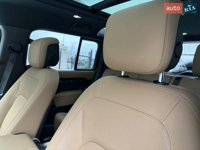 Черный Ленд Ровер Дефендер, объемом двигателя 3 л и пробегом 1 тыс. км за 125222 $, фото 36 на Automoto.ua