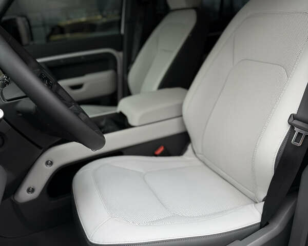 Черный Ленд Ровер Дефендер, объемом двигателя 3 л и пробегом 26 тыс. км за 97000 $, фото 21 на Automoto.ua