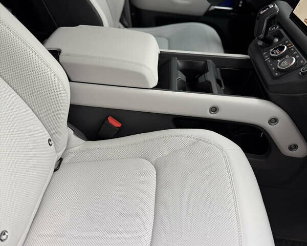 Чорний Ленд Ровер Дефендер, об'ємом двигуна 3 л та пробігом 18 тис. км за 109000 $, фото 36 на Automoto.ua