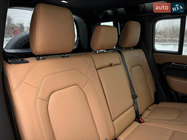 Черный Ленд Ровер Дефендер, объемом двигателя 3 л и пробегом 19 тыс. км за 135000 $, фото 62 на Automoto.ua