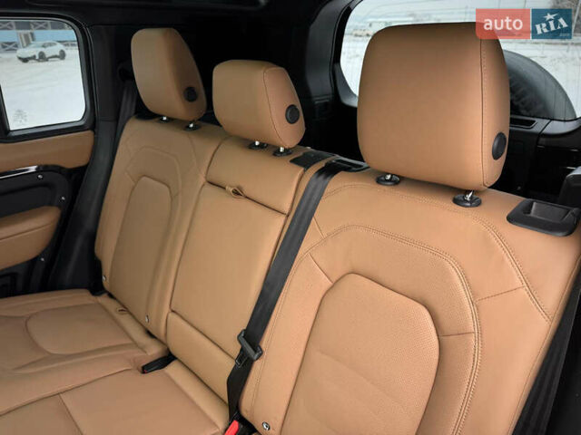 Черный Ленд Ровер Дефендер, объемом двигателя 3 л и пробегом 19 тыс. км за 135000 $, фото 77 на Automoto.ua