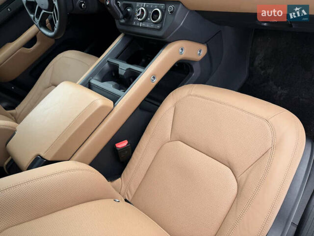 Черный Ленд Ровер Дефендер, объемом двигателя 3 л и пробегом 19 тыс. км за 135000 $, фото 74 на Automoto.ua