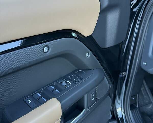 Черный Ленд Ровер Дефендер, объемом двигателя 3 л и пробегом 7 тыс. км за 116900 $, фото 12 на Automoto.ua