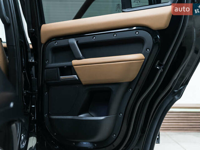 Чорний Ленд Ровер Дефендер, об'ємом двигуна 3 л та пробігом 23 тис. км за 135000 $, фото 39 на Automoto.ua