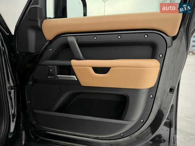 Черный Ленд Ровер Дефендер, объемом двигателя 3 л и пробегом 19 тыс. км за 135000 $, фото 75 на Automoto.ua