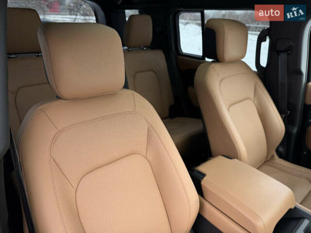 Черный Ленд Ровер Дефендер, объемом двигателя 3 л и пробегом 19 тыс. км за 135000 $, фото 70 на Automoto.ua