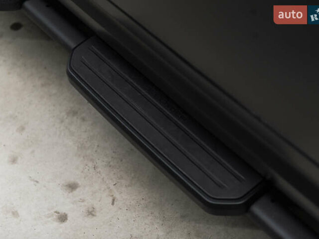 Чорний Ленд Ровер Дефендер, об'ємом двигуна 3 л та пробігом 23 тис. км за 135000 $, фото 3 на Automoto.ua