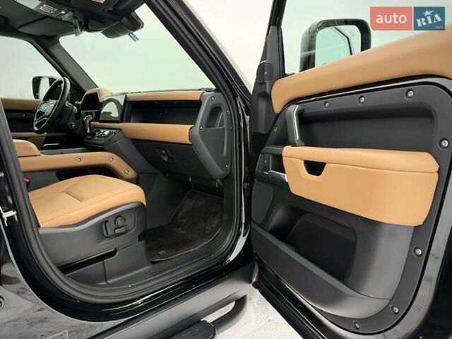 Черный Ленд Ровер Дефендер, объемом двигателя 3 л и пробегом 19 тыс. км за 135000 $, фото 76 на Automoto.ua