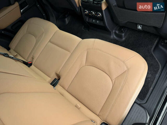 Черный Ленд Ровер Дефендер, объемом двигателя 3 л и пробегом 19 тыс. км за 135000 $, фото 65 на Automoto.ua