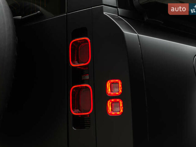 Чорний Ленд Ровер Дефендер, об'ємом двигуна 3 л та пробігом 23 тис. км за 135000 $, фото 16 на Automoto.ua