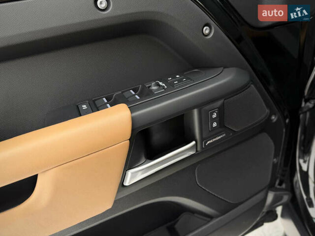 Черный Ленд Ровер Дефендер, объемом двигателя 3 л и пробегом 19 тыс. км за 135000 $, фото 39 на Automoto.ua