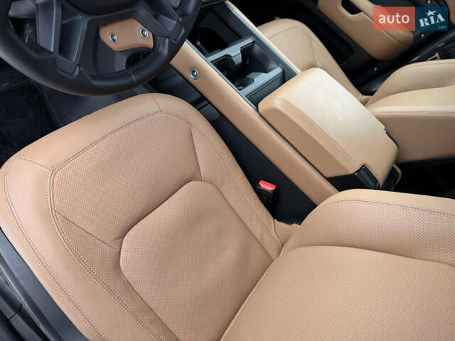 Черный Ленд Ровер Дефендер, объемом двигателя 3 л и пробегом 19 тыс. км за 135000 $, фото 41 на Automoto.ua