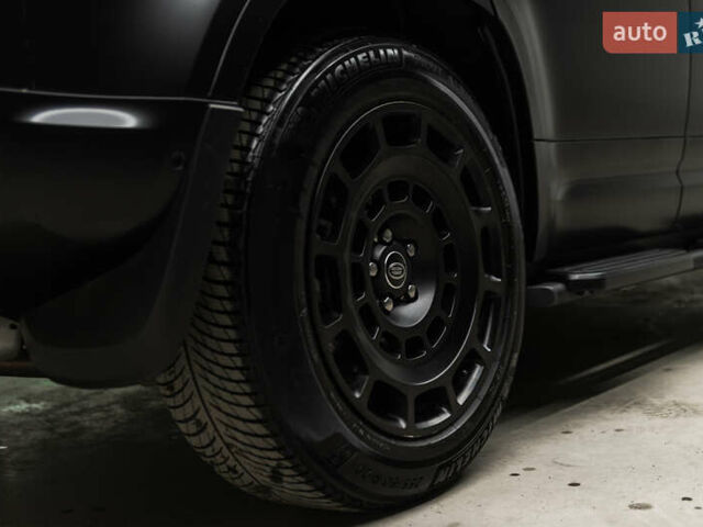 Чорний Ленд Ровер Дефендер, об'ємом двигуна 3 л та пробігом 23 тис. км за 135000 $, фото 17 на Automoto.ua