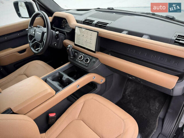 Черный Ленд Ровер Дефендер, объемом двигателя 3 л и пробегом 19 тыс. км за 135000 $, фото 72 на Automoto.ua