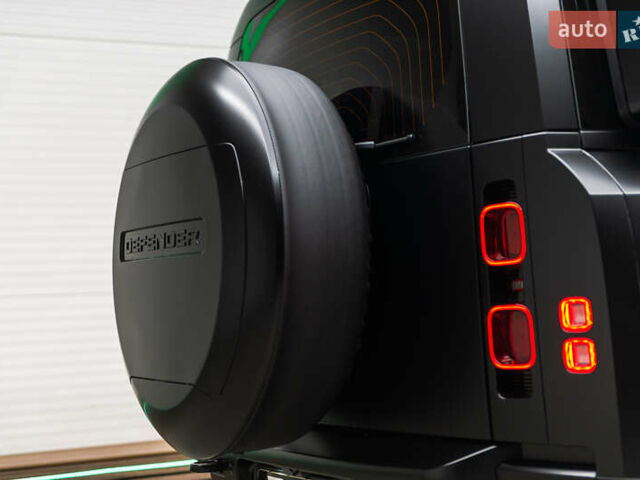 Чорний Ленд Ровер Дефендер, об'ємом двигуна 3 л та пробігом 23 тис. км за 135000 $, фото 18 на Automoto.ua