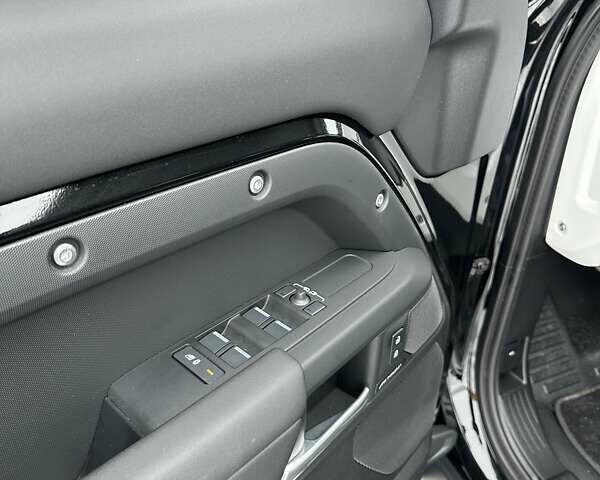 Черный Ленд Ровер Дефендер, объемом двигателя 3 л и пробегом 11 тыс. км за 86500 $, фото 12 на Automoto.ua