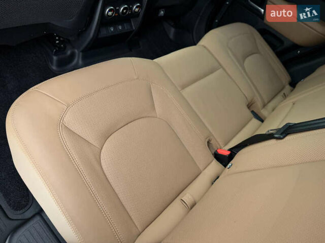 Черный Ленд Ровер Дефендер, объемом двигателя 3 л и пробегом 19 тыс. км за 135000 $, фото 80 на Automoto.ua