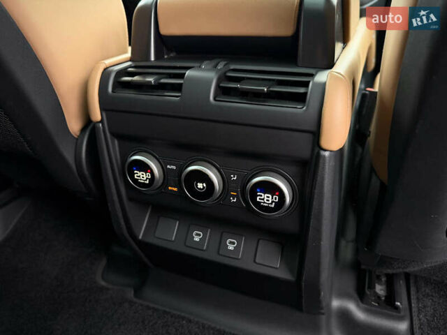 Черный Ленд Ровер Дефендер, объемом двигателя 3 л и пробегом 19 тыс. км за 135000 $, фото 61 на Automoto.ua