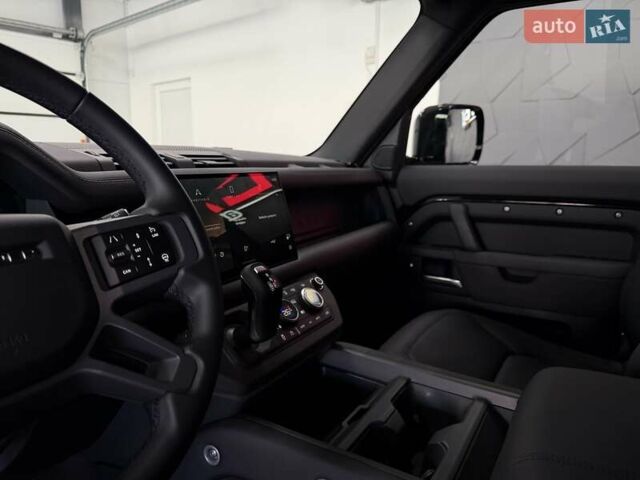 Чорний Ленд Ровер Дефендер, об'ємом двигуна 3 л та пробігом 7 тис. км за 102500 $, фото 37 на Automoto.ua