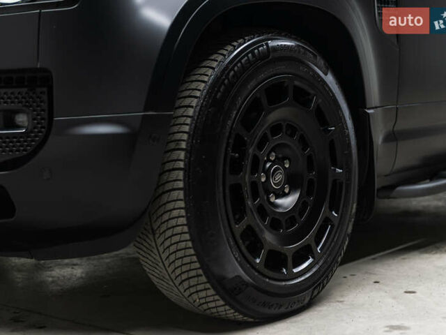 Чорний Ленд Ровер Дефендер, об'ємом двигуна 3 л та пробігом 23 тис. км за 135000 $, фото 12 на Automoto.ua