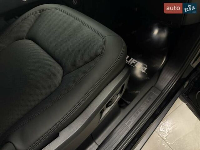 Чорний Ленд Ровер Дефендер, об'ємом двигуна 3 л та пробігом 7 тис. км за 102500 $, фото 63 на Automoto.ua