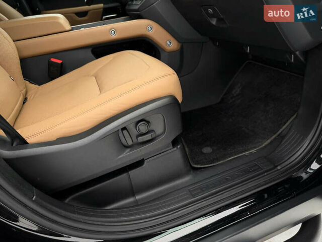 Черный Ленд Ровер Дефендер, объемом двигателя 3 л и пробегом 19 тыс. км за 135000 $, фото 73 на Automoto.ua