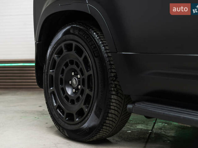 Чорний Ленд Ровер Дефендер, об'ємом двигуна 3 л та пробігом 23 тис. км за 135000 $, фото 1 на Automoto.ua