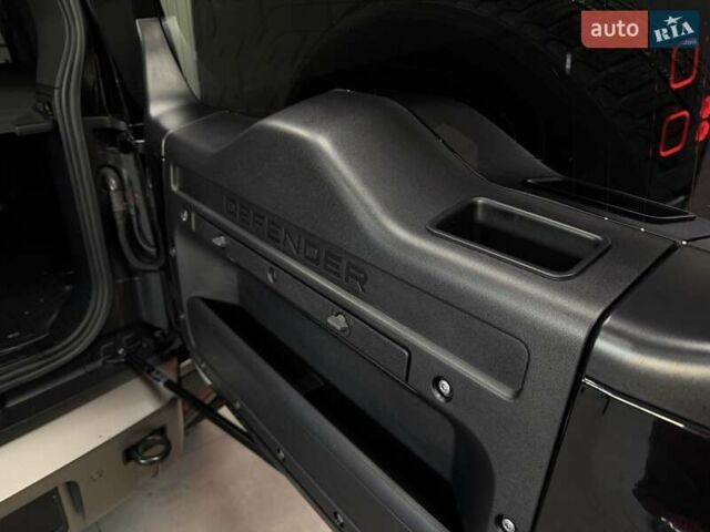 Чорний Ленд Ровер Дефендер, об'ємом двигуна 3 л та пробігом 7 тис. км за 102500 $, фото 67 на Automoto.ua