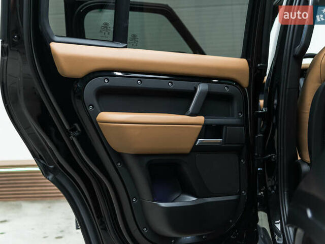 Чорний Ленд Ровер Дефендер, об'ємом двигуна 3 л та пробігом 23 тис. км за 135000 $, фото 36 на Automoto.ua