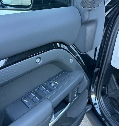 Чорний Ленд Ровер Дефендер, об'ємом двигуна 3 л та пробігом 7 тис. км за 86900 $, фото 12 на Automoto.ua