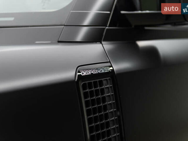 Чорний Ленд Ровер Дефендер, об'ємом двигуна 3 л та пробігом 23 тис. км за 135000 $, фото 13 на Automoto.ua