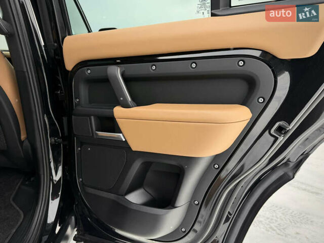 Черный Ленд Ровер Дефендер, объемом двигателя 3 л и пробегом 19 тыс. км за 135000 $, фото 67 на Automoto.ua