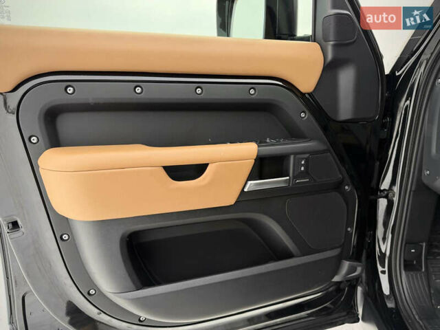 Черный Ленд Ровер Дефендер, объемом двигателя 3 л и пробегом 19 тыс. км за 135000 $, фото 38 на Automoto.ua