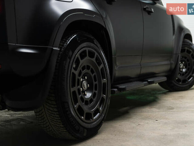 Чорний Ленд Ровер Дефендер, об'ємом двигуна 3 л та пробігом 23 тис. км за 135000 $, фото 25 на Automoto.ua