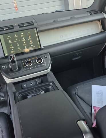 Красный Ленд Ровер Дефендер, объемом двигателя 3 л и пробегом 26 тыс. км за 117000 $, фото 23 на Automoto.ua