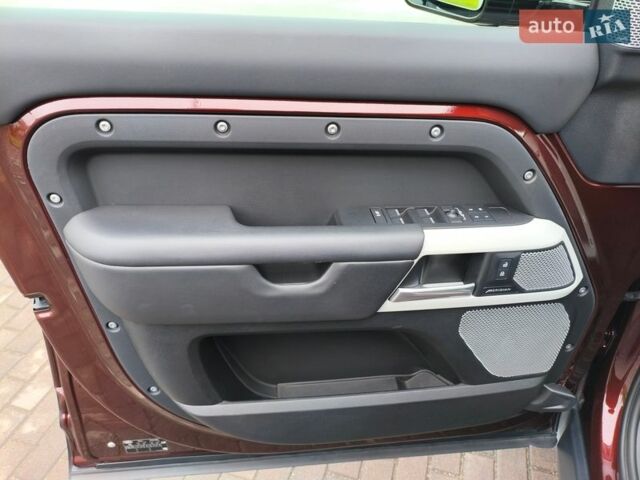 Червоний Ленд Ровер Дефендер, об'ємом двигуна 3 л та пробігом 26 тис. км за 100114 $, фото 55 на Automoto.ua