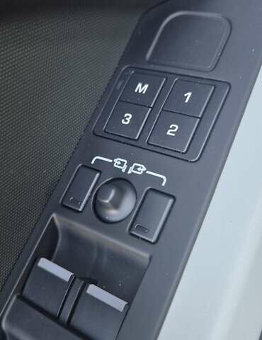 Красный Ленд Ровер Дефендер, объемом двигателя 3 л и пробегом 26 тыс. км за 117000 $, фото 20 на Automoto.ua