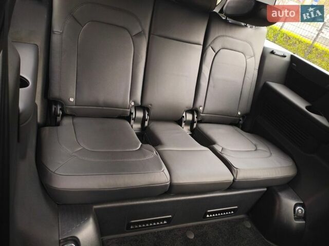 Червоний Ленд Ровер Дефендер, об'ємом двигуна 3 л та пробігом 26 тис. км за 100114 $, фото 41 на Automoto.ua