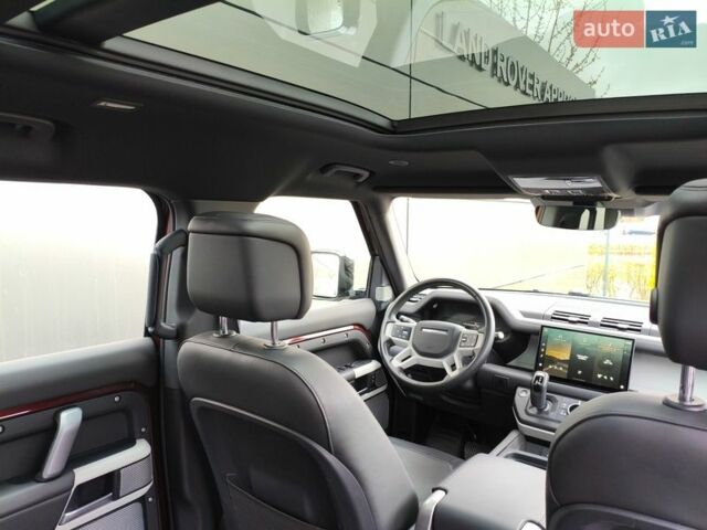 Червоний Ленд Ровер Дефендер, об'ємом двигуна 3 л та пробігом 26 тис. км за 100114 $, фото 50 на Automoto.ua