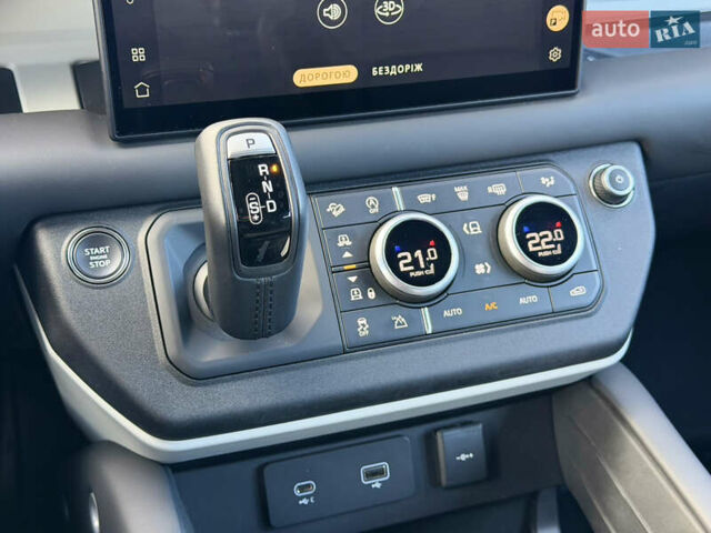 Красный Ленд Ровер Дефендер, объемом двигателя 3 л и пробегом 26 тыс. км за 105000 $, фото 14 на Automoto.ua