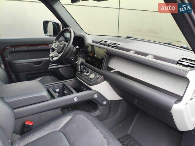 Червоний Ленд Ровер Дефендер, об'ємом двигуна 3 л та пробігом 26 тис. км за 100114 $, фото 43 на Automoto.ua