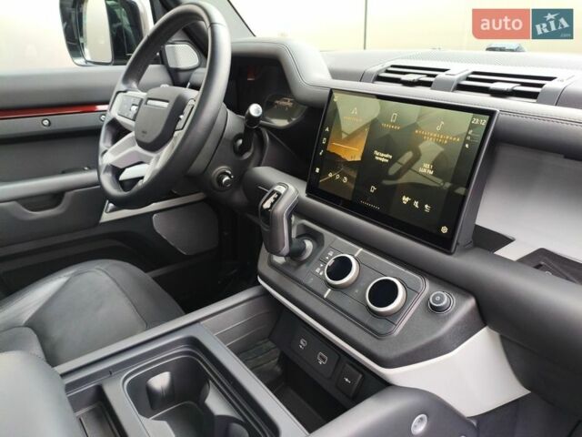 Червоний Ленд Ровер Дефендер, об'ємом двигуна 3 л та пробігом 26 тис. км за 100114 $, фото 45 на Automoto.ua